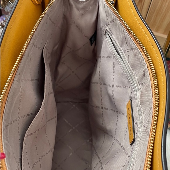 Michael Kors Hope large satchel in marigold yellow saffiano leather. - Picture 12 of 15